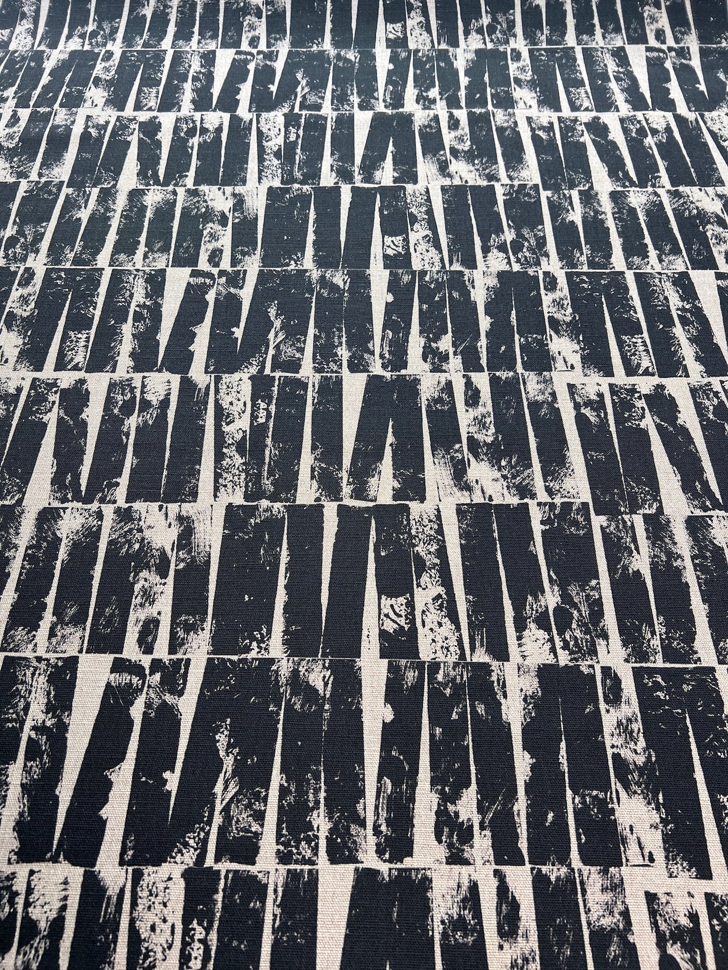 Otis - Black Charcoal