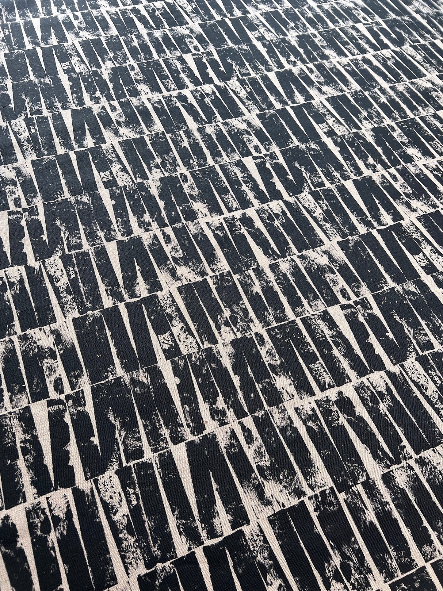 Otis - Black Charcoal