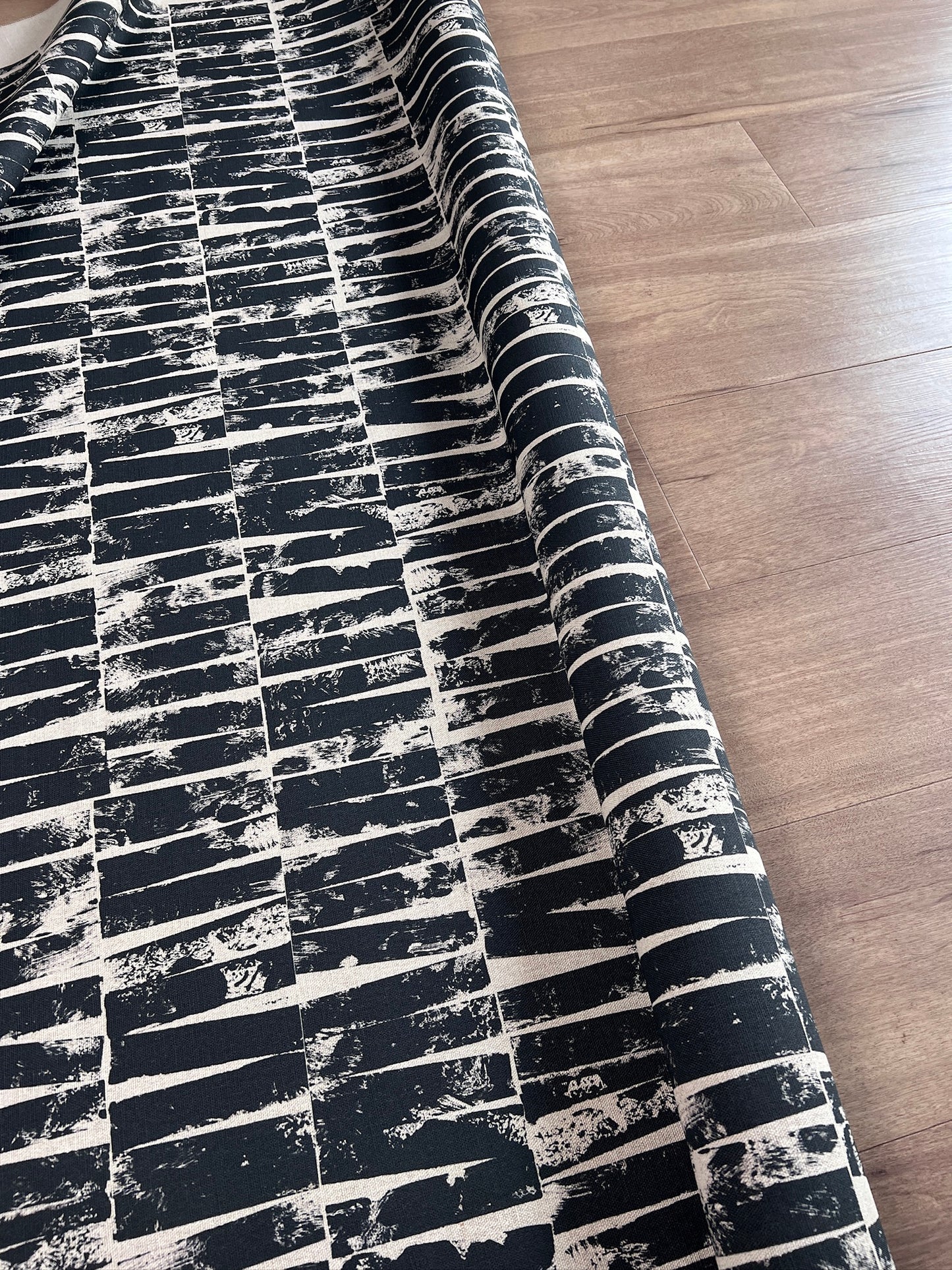 Otis - Black Charcoal