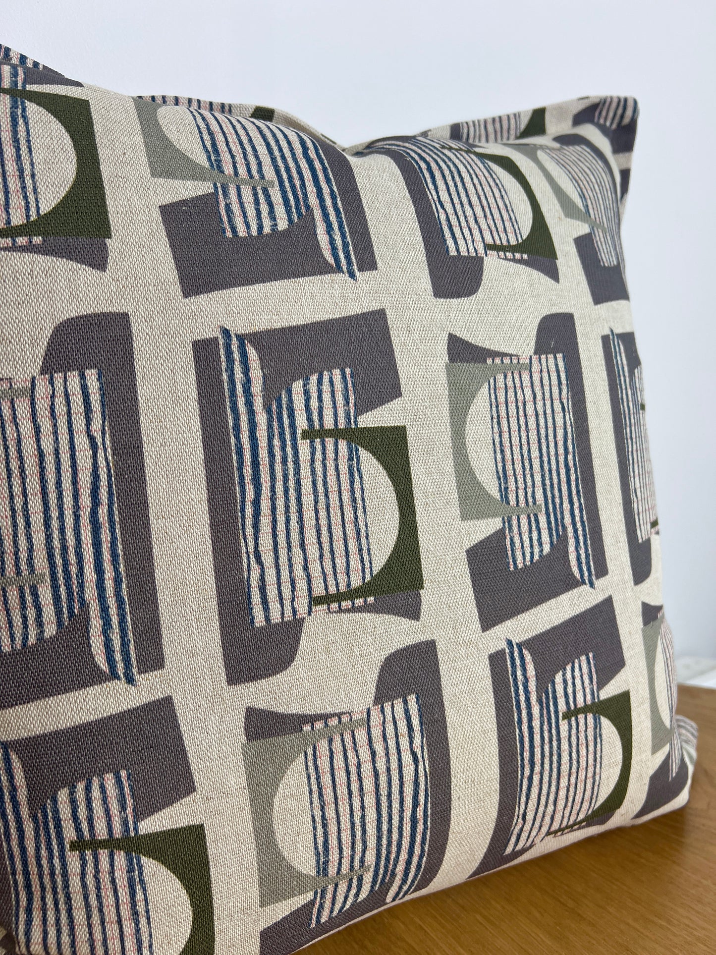 Mirren - Fig linen cushion